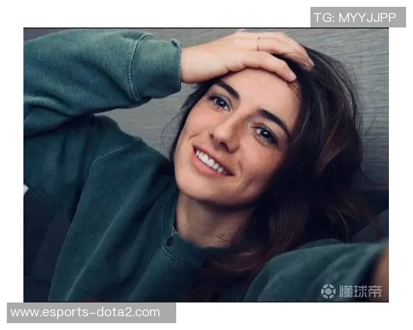 荷兰女足球星范德东克:从少年到世界舞台的闪耀之路 荷兰女足球星范德东克:从少年到世界舞台的闪耀之路